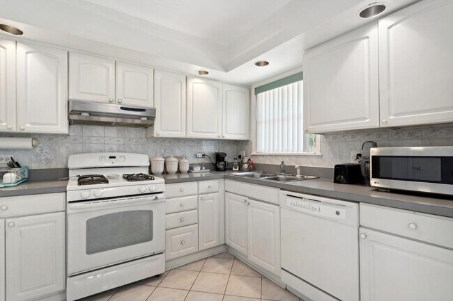 Building Photo - 631 Ironwood Dr