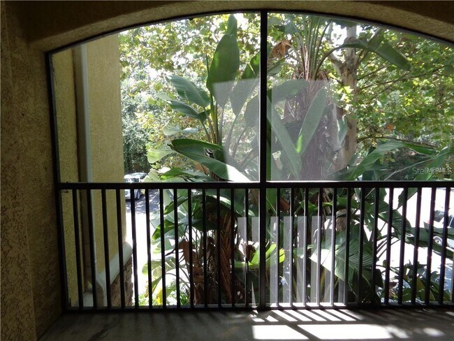 Foto del edificio - 10205 Courtney Palms Blvd