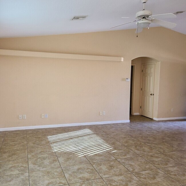 Foto del edificio - Desirable Corner lot with 2 car garage!