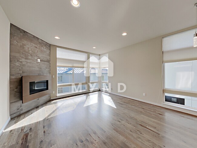Building Photo - 3936 1st Ave NE Unit A