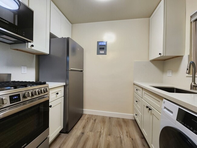 Foto del edificio - Updated one bedroom in downtown Palo Alto with in-unit washer and dryer.