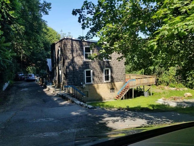 Building Photo - 9060 Valley Rd