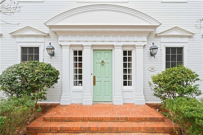 Foto del edificio - 430 W Wesley Rd NW