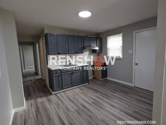Building Photo - Renovated 2 Bed / 1 Bath - Duplex - Move i...