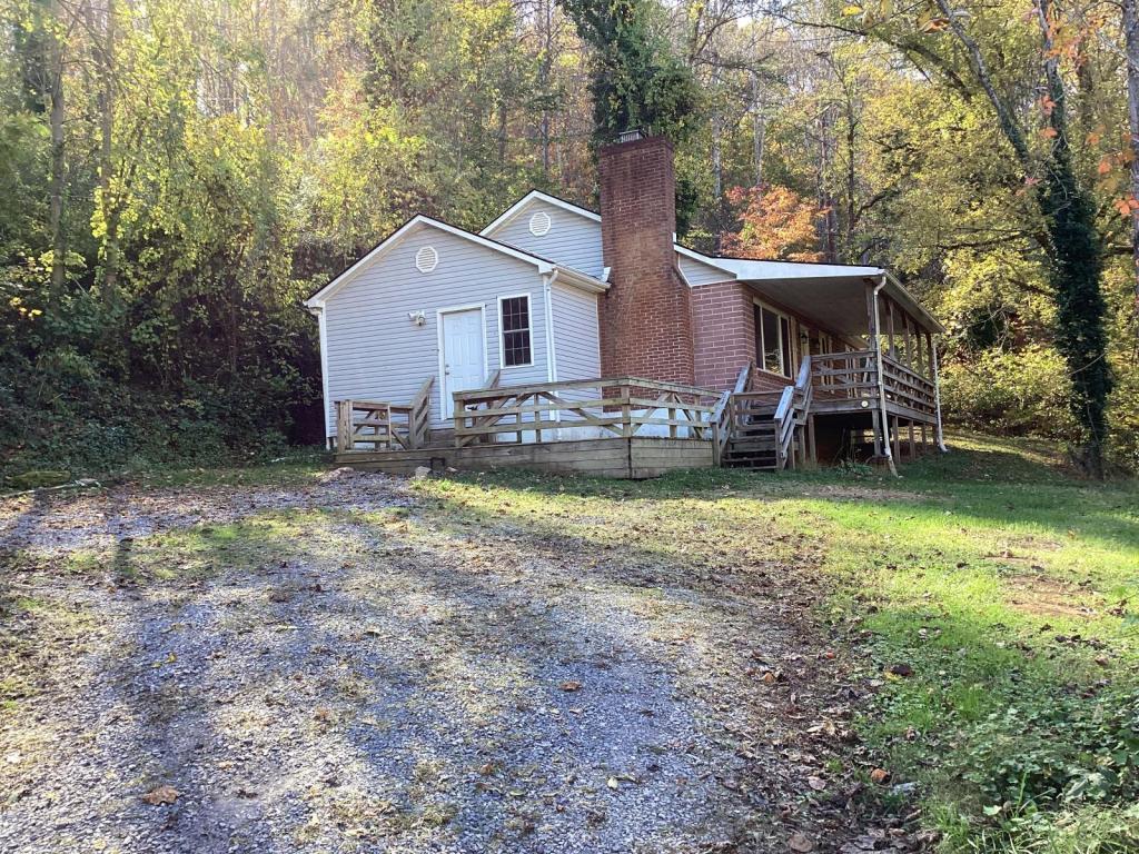 Primary Photo - 1514 E Midland Trail