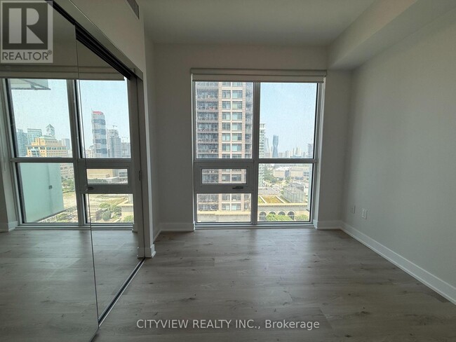 Photo du bâtiment - 430-1430 Square One Dr
