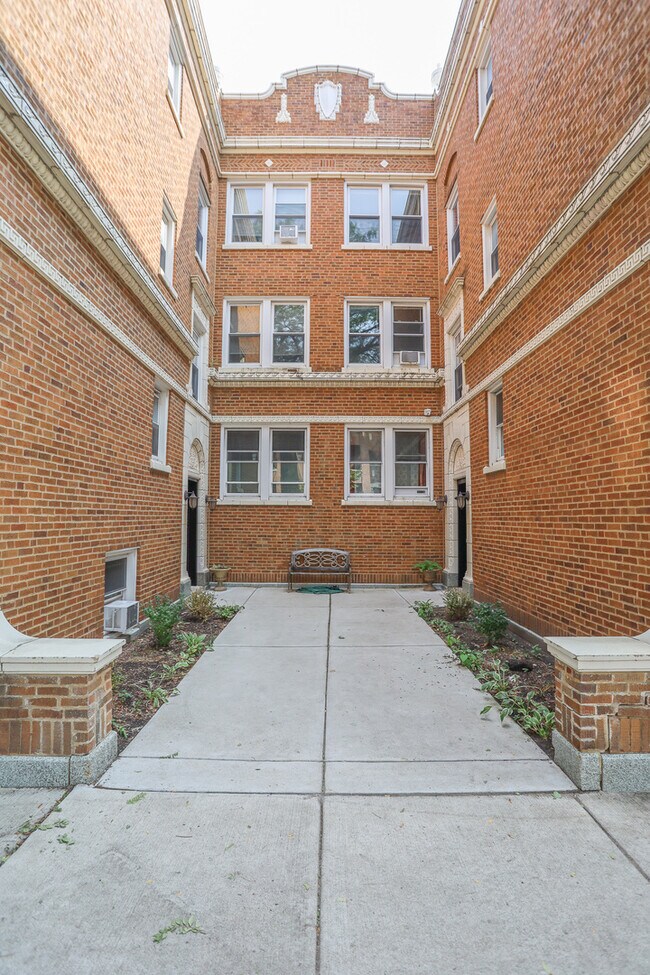 Building Photo - 3947 N Hoyne Ave