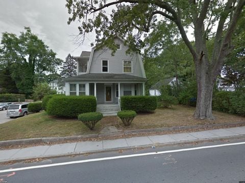 Building Photo - 10 Beach St