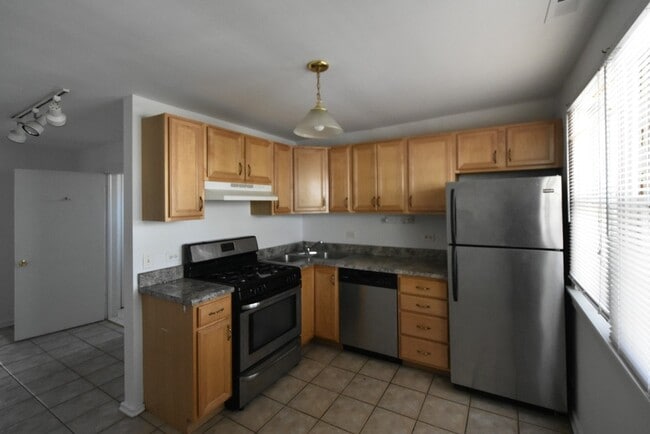 Building Photo - 3055 N Racine Ave