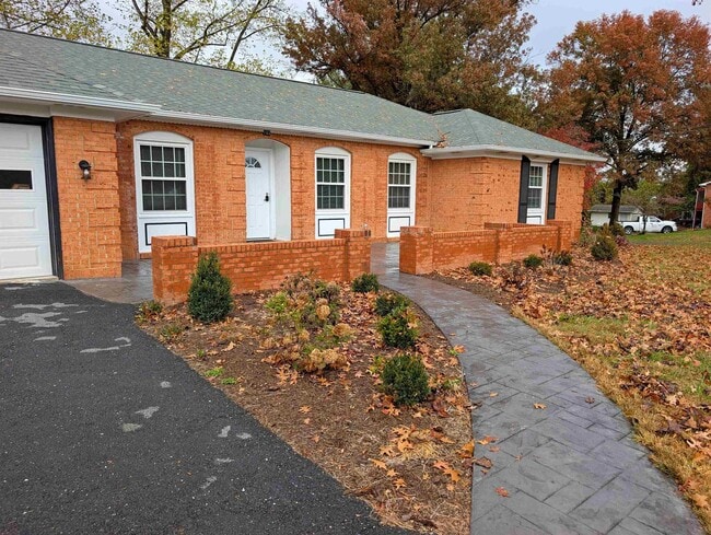 Foto del edificio - 103 Cherry Ave