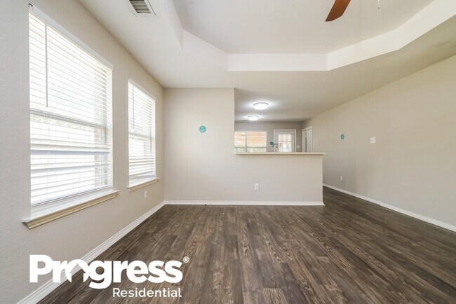 Building Photo - 319 W Creek Dr
