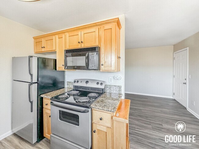 Foto del edificio - Inviting 1BD/1BA Upper-Level Condo in Golden Hill with Laundry On-Site & Reserved Parking