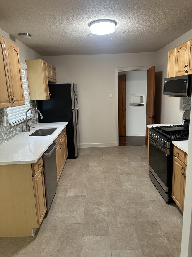 Building Photo - 243 Gazel Dr
