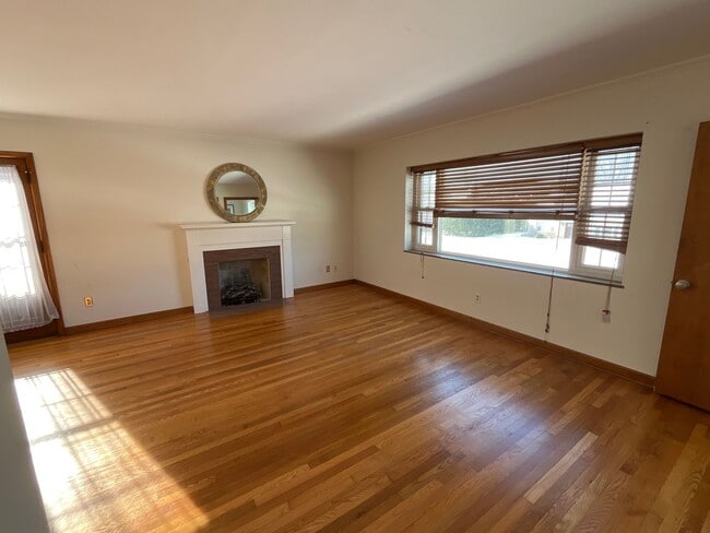 Building Photo - Unique 2 BR 1 BA in Upper Arlington