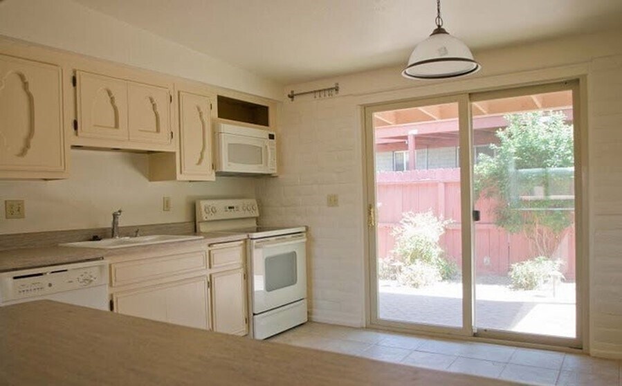 Building Photo - 2 bed & 1.5 bath duplex