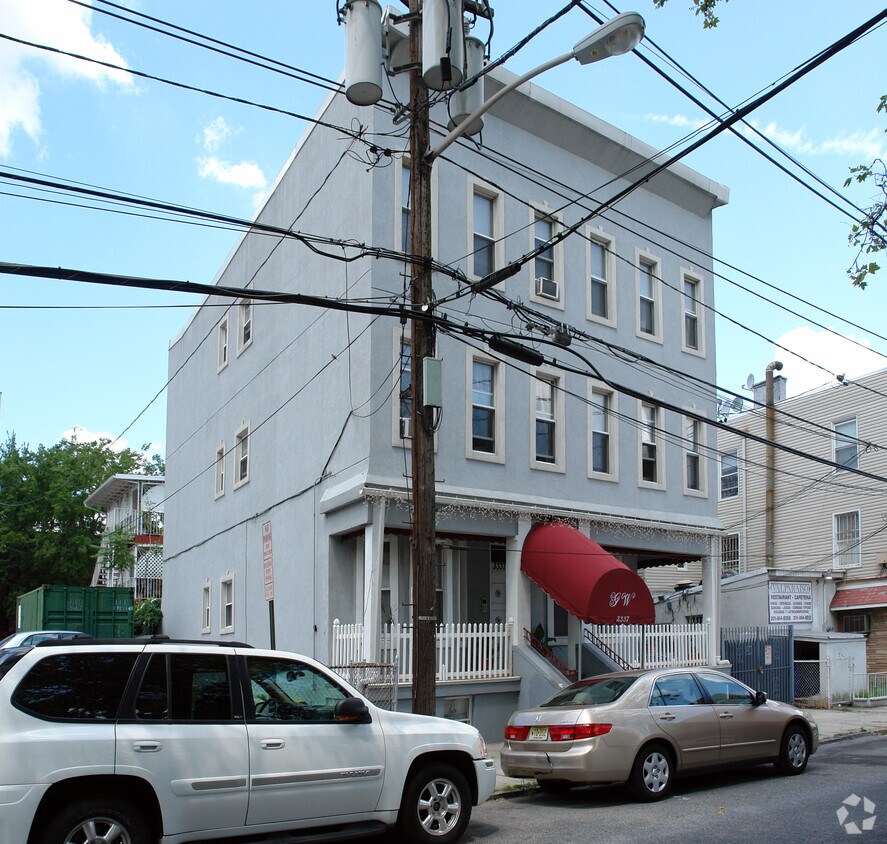 Building Photo - 3337 Hudson Ave