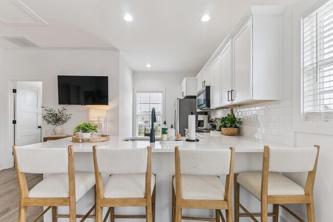 Building Photo - 211 Cicero St