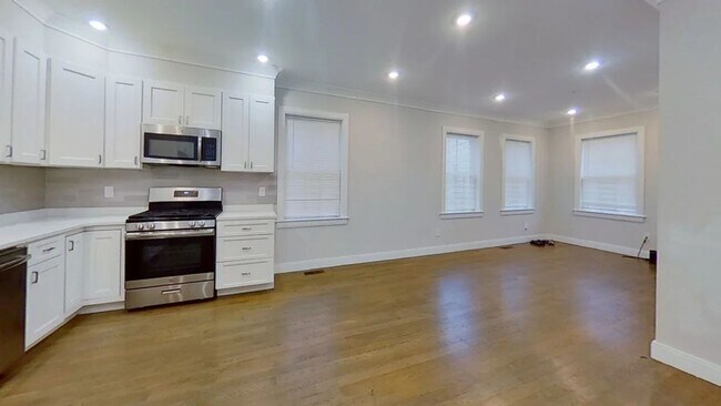 Foto del edificio - 3 bed 2.5 bath ALLSTON w/Laundry in Unit f...