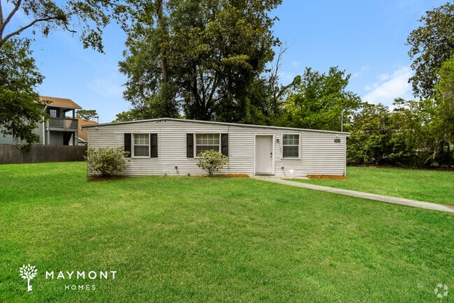 Building Photo - 10406 Pinehurst Dr