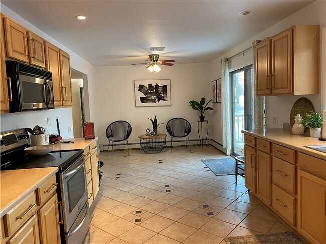 Foto del edificio - 33 Suburban Dr