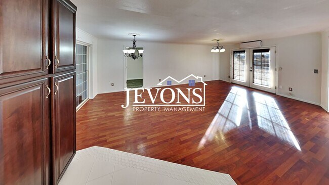 Building Photo - $500.00 Rent Credit - Lovely remodeled 3-b...