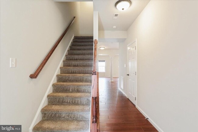 Building Photo - 20 Delano Dr
