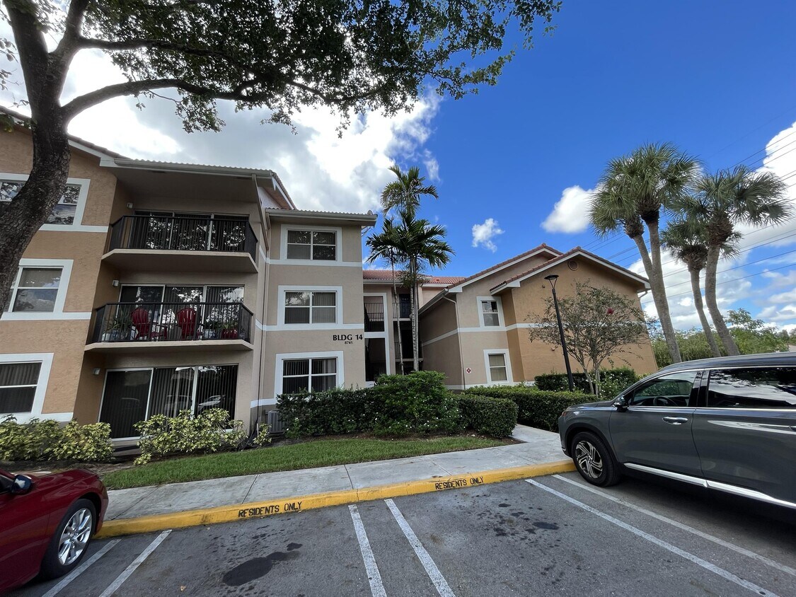 Foto principal - 8741 Wiles Rd
