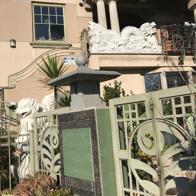 Building Photo - The Perfect Family Oasis in Oakland !
