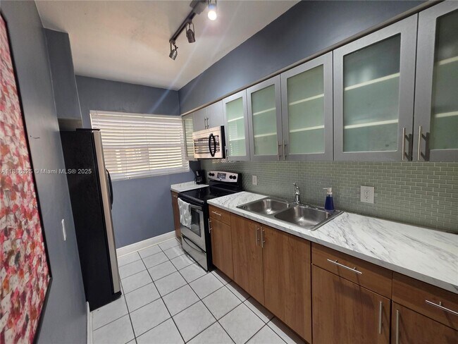 Foto del edificio - 8024 Harding Ave