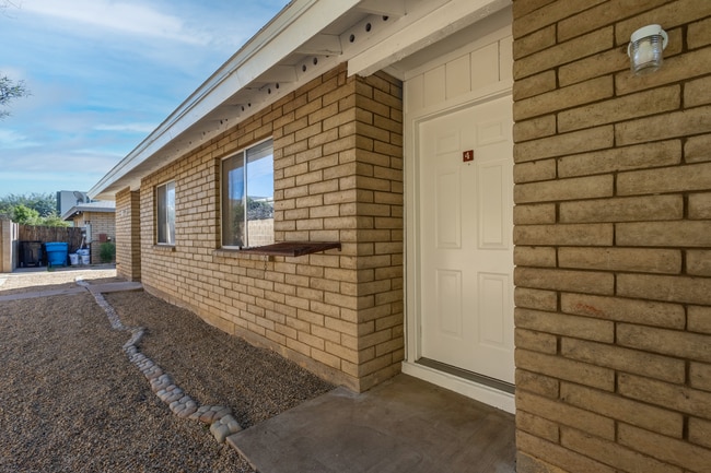 Building Photo - 2 BEDROOM 2 BATH SINGLE LEVEL 4-PLEX UNIT ...