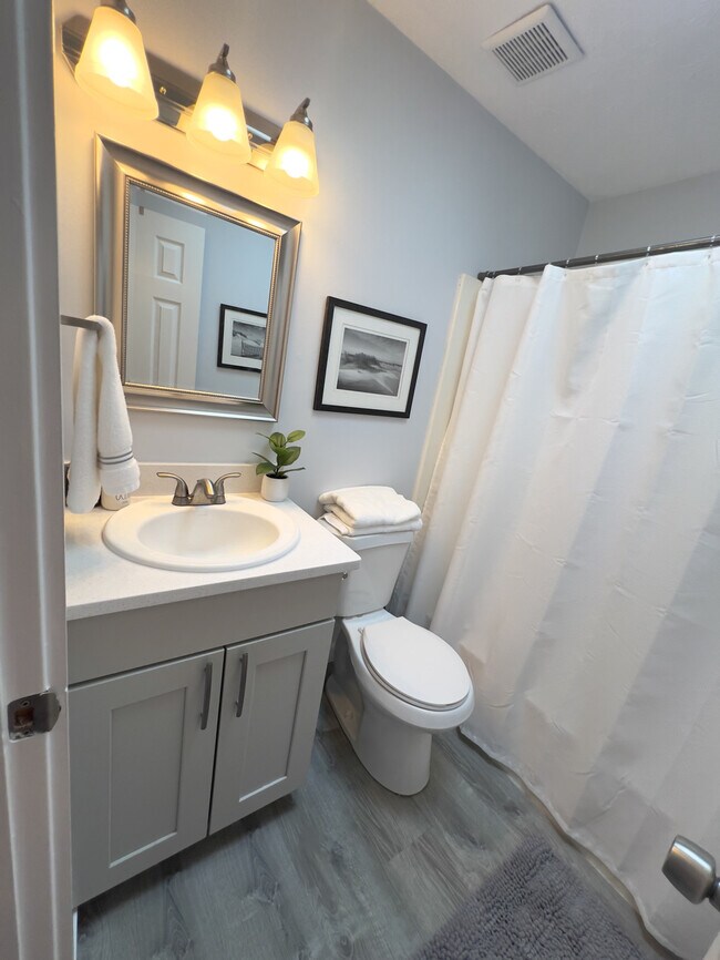Building Photo - 213 Oleander Ct