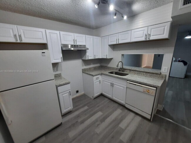 Building Photo - 1400 Jefferson Dr