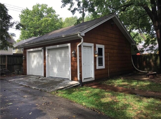 Building Photo - 6326 Oak St