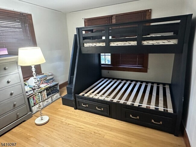 Foto del edificio - 325 Bogert Ave