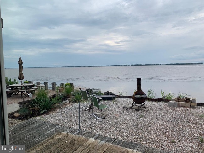 Building Photo - 193 N River Dr