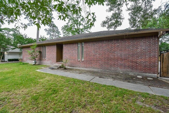 Building Photo - 634 Andover St
