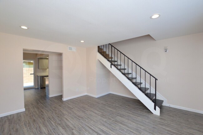 Building Photo - 1418 E Knoll Cir