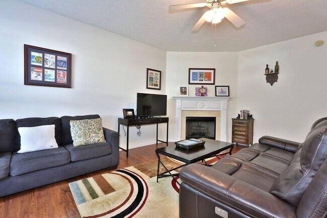 Foto del edificio - 3709 Hutchinson Trace Dr