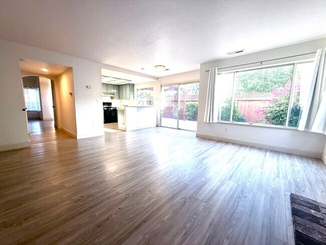Foto del edificio - Beautiful 2 Story 4 Bedroom 2.5 Bath Home ...