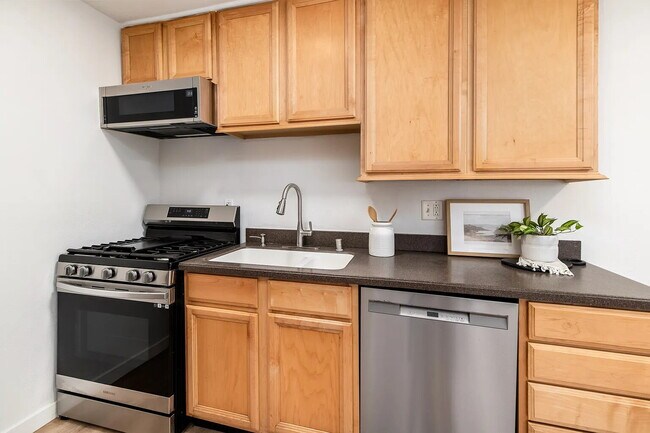 Foto del edificio - "Chic 1-Bed Oasis with Pool, Furnished Elegance & Hardwood Charm in Del Mar!"