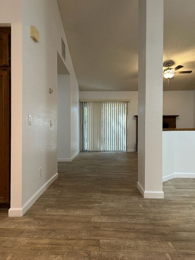 Foto del edificio - 329 Del Mar Ln