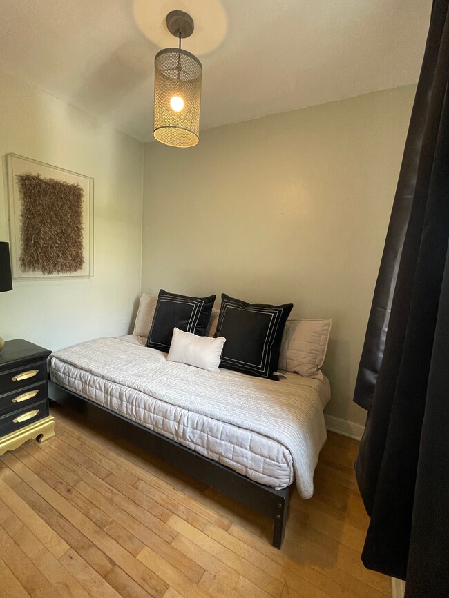 Smaller bedroom with twin bed - 1506 N Jefferson St
