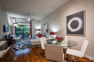 1BR, 1BA - 941SF - 2900 West Dallas