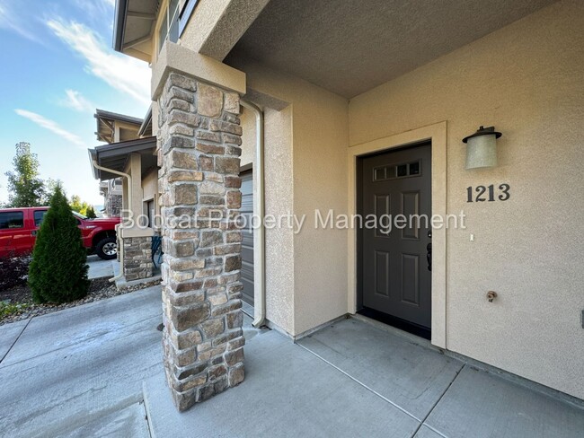 Building Photo - Nice Townhome located near Mills Park and ...