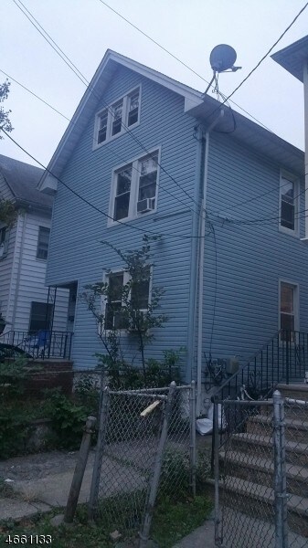 Front - 1070-1072 Bond St