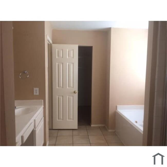 Building Photo - 815 Hillock Bluff Cir