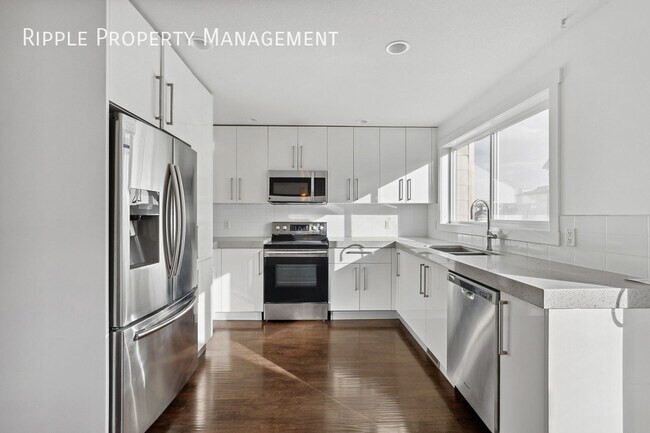 Building Photo - AMAZING 3 BEDS/ 2.5 BATHS TOWNHOUSE