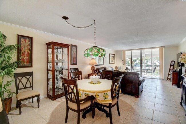 Building Photo - 921 Gardenia Dr