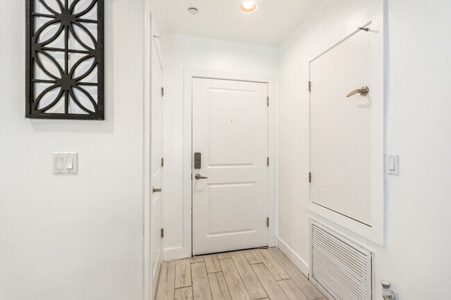Building Photo - 945 E Playa del Norte Dr