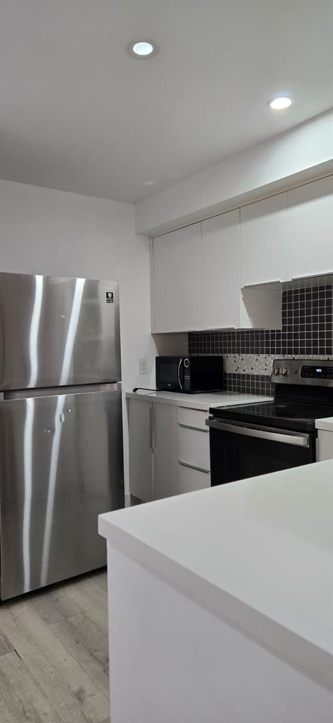 Foto del edificio - 10930 Royal Palm Blvd